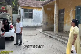 大闺女今天好伤心，买了好多菜还没吃，带着孩子哭着走了。视频封面