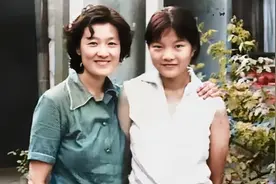 1980年，章含之与女儿的留影，章含之虽过不惑之年可依旧风韵犹存视频封面