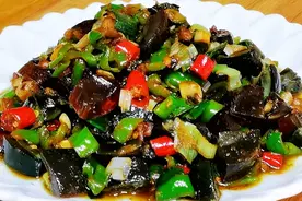 家常皮蛋这样做下饭菜，香辣劲道入味，开胃又下酒，上桌特受欢迎