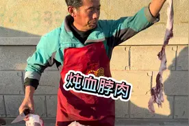 农村猪肉真好，大早上老孟用血脖肉炖白菜，锅里一放哗哗出油，香视频封面