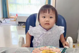 妈妈受伤不舒服，宝宝心疼的要哭，这么懂事的孩子来一打也不嫌多视频封面