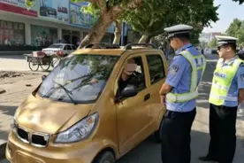 交警严查老年代步车，三、四轮需要什么驾照，答案来了视频封面