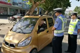 交警严查老年代步车，三、四轮需要什么驾照，答案来了视频封面