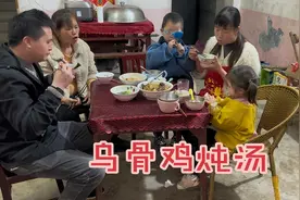 小希用乌骨鸡炖汤，三姐弟都想吃鸡翅，这下小希为难了，会偏爱谁视频封面