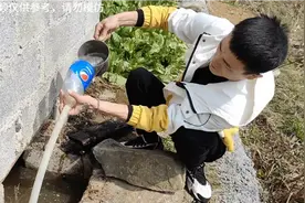 茅坑排水味道太香了，一会用嘴吸管子，一会用漏斗罐，到头是笑话