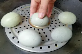 把皮蛋放锅里蒸一蒸，出锅就是年夜饭餐桌上一道好吃美食，太香了视频封面