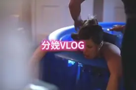 国外产妇在家分娩，孩子一出生丈夫感动哭了视频封面