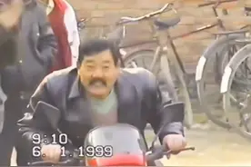 1999年土豪骑摩托车回家过年真实影像，全村人都投来羡慕的目光视频封面