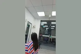 美女怀孕行动不便剪短发方便洗