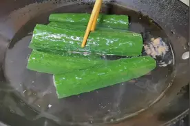 把黄瓜放进开水里烫一烫，这才是黄瓜最好吃做法，清脆爽口真解馋视频封面