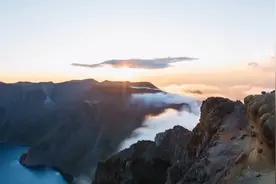 长白山天池被“煮开”了？游客拍下震撼一幕，湖底火山难道苏醒了