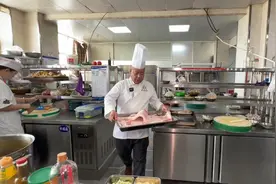 一块没人要的猪肥肉厨师长让做一道新菜，看厨师怎么做的肥而不腻