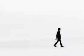 致敬韩寒one一个视频封面