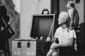 AI复活摄影大师何藩的老照片：带着笑容，四处流浪。