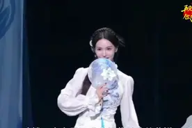 金晨跳《青花瓷》美晕了，继卜卦又一个名场面来了！#抖音跨年视频封面