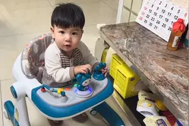 小睿睿学会用学步车走路了，妈妈好奇小睿睿为什么惦着脚尖走路？视频封面