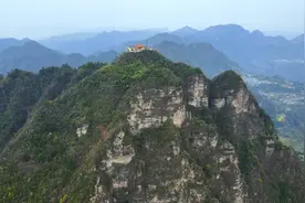 探索湘西神秘房子，究竟是何人居住在山顶之上？ 在湘西的大山上视频封面