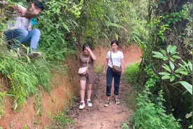 被两个女人打得屁股开花了#农村搞笑段子#看一遍笑一遍