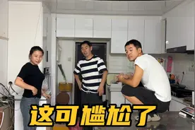 连襟俩合伙安装厨房扣板，妹夫吹嘘要造火箭？结果却尴尬了！视频封面