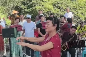 《此时此刻》视频封面