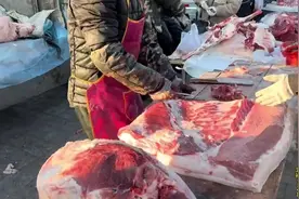 农村惊现超肥大胖猪，这爷们儿买个后腿就64斤，大部分人都拿不动