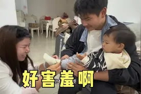 00后男生第一次给女孩送礼物，好害羞啊！送完紧张的脸都红了！