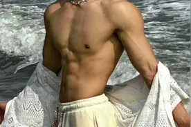 #体育生 #腹肌 #帅哥 #黑色内裤  “如果我真的能感受到现实生活视频封面