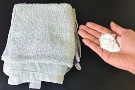 原来清洗毛巾这么简单，水里边撒一把，搓一搓立马洁净如新，厉害