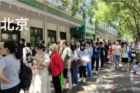 今天中午，北京大街上排队的场景，用镜头记录