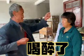 甘肃农村下雨天，老父亲喝醉酒回家耍酒疯，到底咋回事？视频封面