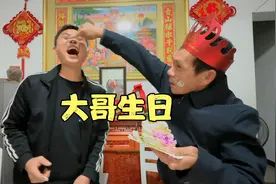 和媳妇一人一个锅，亲手做几道家常菜犒劳大哥，为大哥准备了惊喜