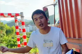 嚣张的老板欺负货车女司机，路口限高进不去，非得让司机扛进去视频封面