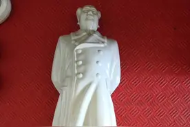 大量收藏有毛泽东选集雕像以及红色书籍和红色图片，两万多册。视频封面