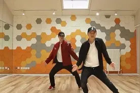 黄渤和张艺兴跳舞  黄渤除了显示器 其他都是顶配啊视频封面