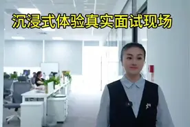 校园里的少女背影，静谧而美好