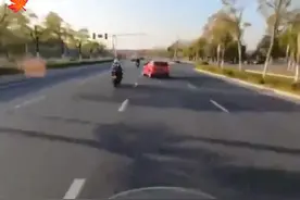 轿车故意别摩托车发生事故视频封面