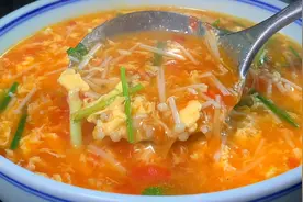 西红柿鸡蛋汤，切记西红柿直接下锅煮，教你一招，蛋花漂亮超美味视频封面