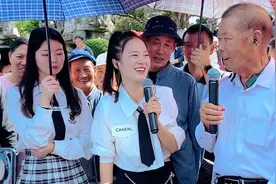 看你穿衣和打扮，穿得比我还寒酸。