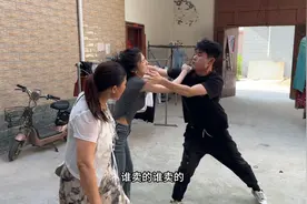 姐弟俩因为卖洗衣机大打出手，妈妈在旁边拦都拦不住视频封面
