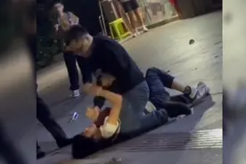 儿子玩游戏被父亲当街打巴掌，一句我恨你喊出父亲的心痛和绝望视频封面