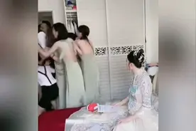 肚兜式伴娘服一不小心就曝光了，这样不会抢了新娘的风头吗视频封面