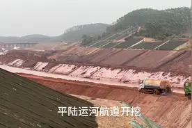 笔直的平陆运河，航道开挖得很深，未来通5000吨大船