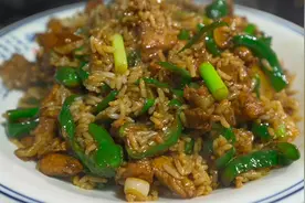 辣椒炒肉拌饭最好吃的做法，每次炒一大盘都不够吃，香辣就解馋。