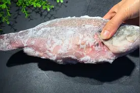 解冻鱼切记不要用水泡，老渔民教你一招，几分钟解冻，活鱼一样鲜