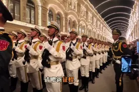 中国天团莫斯科唱响《强军战歌》，气场十足，太帅啦！视频封面