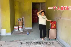 买了房没钱装修，直接入住毛坯房！在客厅铺一张床就可以了
