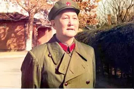 此人两次被授予上将军衔，是开国功臣之一，后代中有一省长一少将