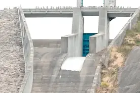 水坝开闸泄洪画面