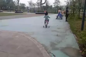 小女孩骑自行车的练习视频封面