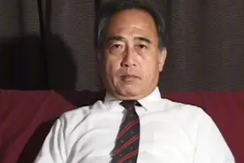白面青眉，清风拂面。浓眉大眼的帅老头
